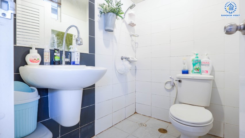 ทาวน์เฮ้าส์มือสองนนทบุรี ม. อารียา  เดอะคัลเลอร์  ติวานนท์-แจ้งวัฒนะ เนื้อที่ 19.70 ตร.ว.  ฟังก์ชันครบ 3 ห้องนอน 2 ห้องน้ำ บ้านตกแต่งใหม่พร้อมแถมเฟอร์นิเจอร์ทั้งหลัง! บรรยากาศร่มรื่น น่าอยู่มาก สภาพแวคล้อมดี บนทำเลที่ดี เดินทางสะดวก เชื่อมต่อถนน ถนนติวานนท์ ,ถนนศรีสมาน ,ถนนสะพานนนทบุรี-บางบัวทอง ใกล้รถไฟฟ้า "สถานีแจ้งวัฒนะ-ปากเกร็ด28" และทางด่วน "แจ้งวัฒนะ"